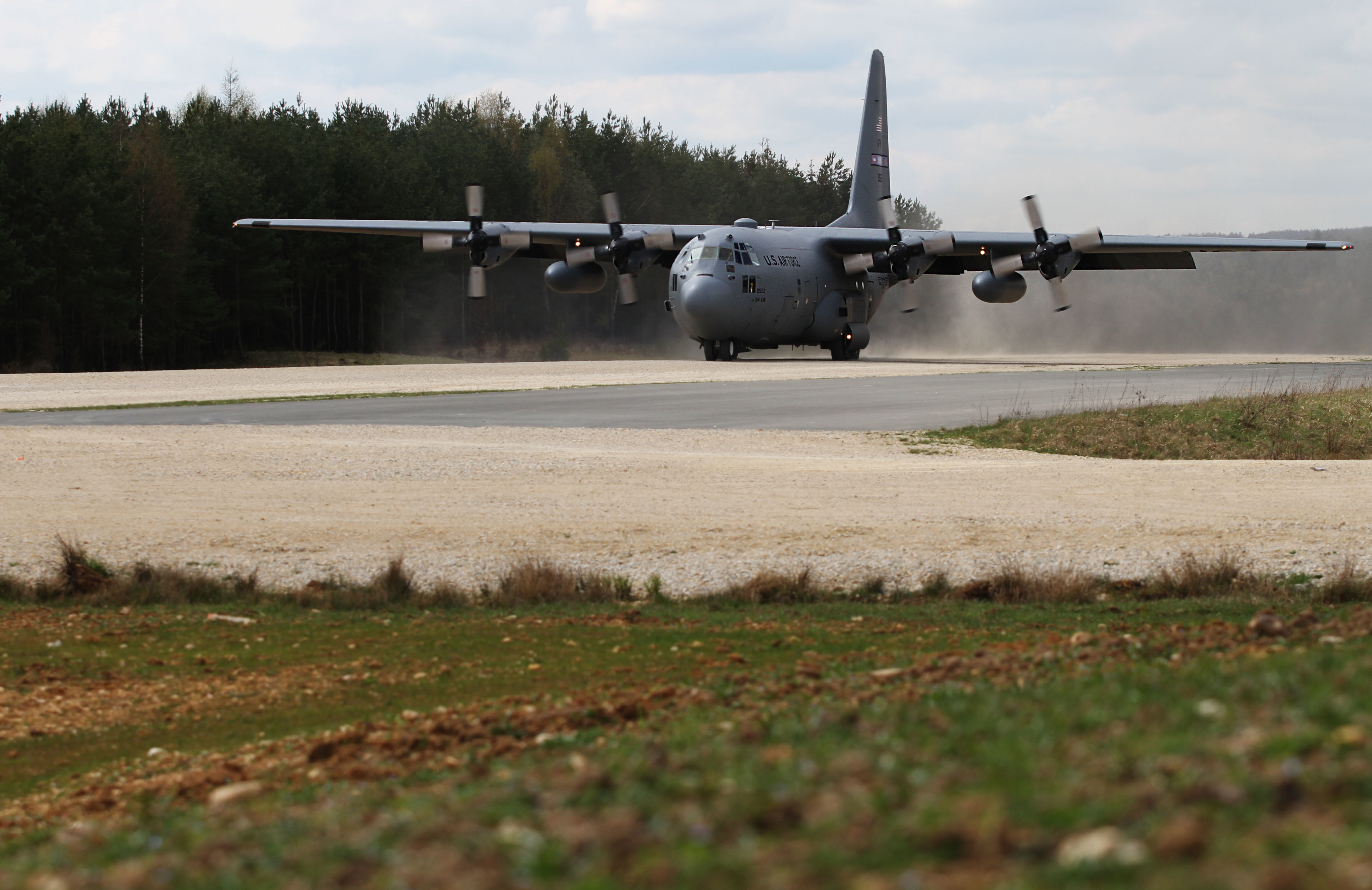 Army, Air Force train for short takeoff and landing > Air Mobility Command > Article Display