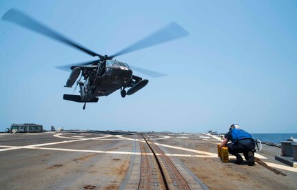 A UH-60 Blackhawk assigned to the 1st Battalion, 228th Aviation Regiment, Joint Task Force Bravo at Soto Cano Air Base, Honduras, prepares to land aboard the USS Lassen during deck landing qualifications off the coast of Honduras, April 14, 2016. Achieving and maintaining deck landing qualifications ensures flight crews are mission ready to support any humanitarian assistance, disaster relief or other contingency operations. (U.S. Air Force photo by Staff Sgt. Siuta B. Ika)