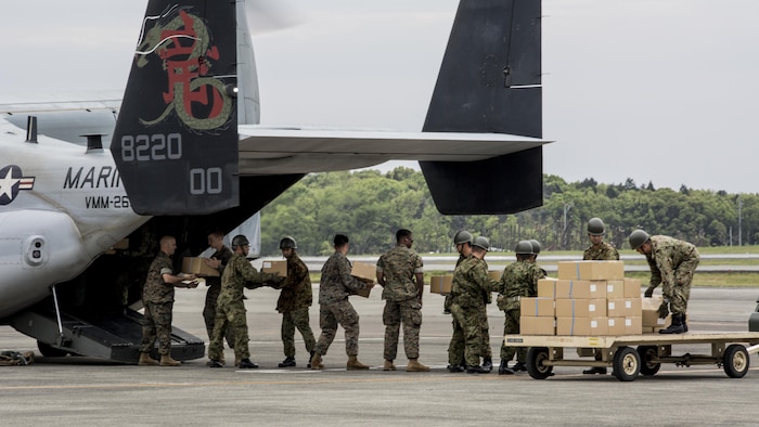 Marines with Marine Medium Tiltrotor Squadron 265 (Reinforced), 31st Marine Expeditionary Unit, assists the Government of Japan in supporting those affected by recent earthquakes in Kumamoto, Japan, April 18, 2016. VMM-265 picked up supplies from Japan Ground Self-Defense Force Camp Takayubaru and delivered them to Hakusui Sports Park in the Kumamoto Prefecture. The long-standing relationship between Japan and the U.S. allows U.S. military forces in Japan to provide rapid, integrated support to the Japan Self-Defense Forces and civil relief efforts. 