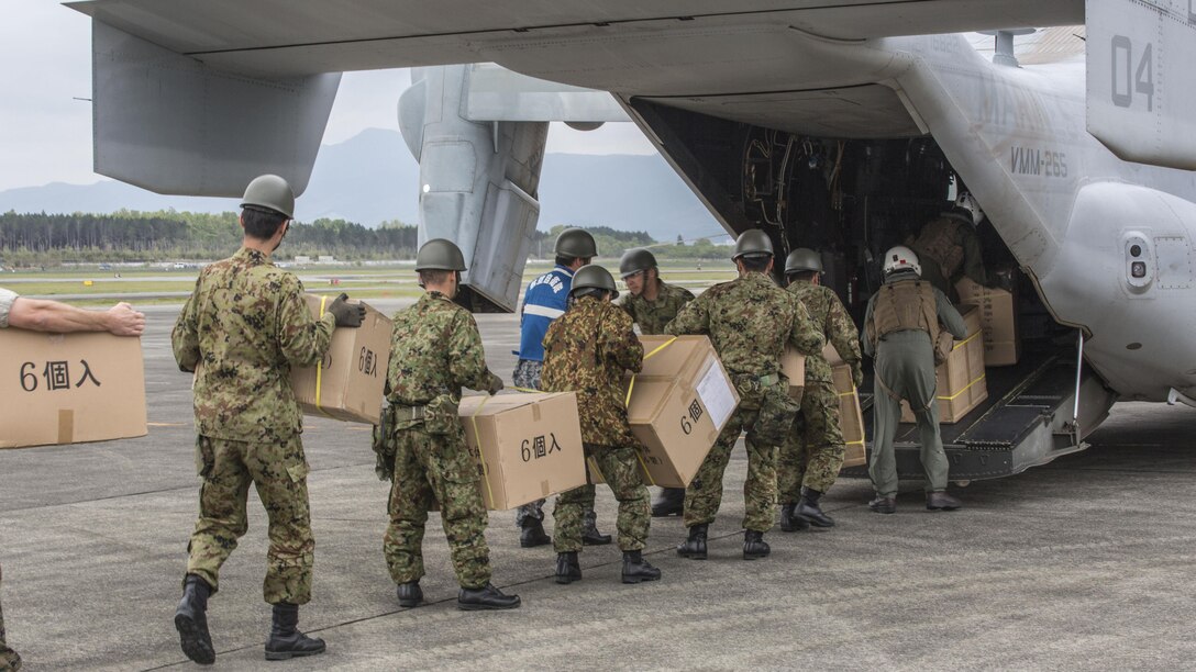 Marines with Marine Medium Tiltrotor Squadron 265 (Reinforced), 31st Marine Expeditionary Unit, assists the Government of Japan in supporting those affected by recent earthquakes in Kumamoto, Japan, April 18, 2016. VMM-265 picked up supplies from Japan Ground Self-Defense Force Camp Takayubaru and delivered them to Hakusui Sports Park in the Kumamoto Prefecture. The long-standing relationship between Japan and the U.S. allows U.S. military forces in Japan to provide rapid, integrated support to the Japan Self-Defense Forces and civil relief efforts. (U.S. Marine Corps photos by Cpl. Nathan Wicks/Released)