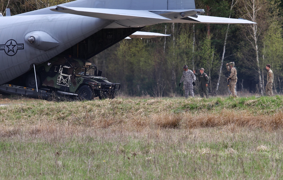 Army, Air Force train for short takeoff, landing > 15th Wing > Article Display