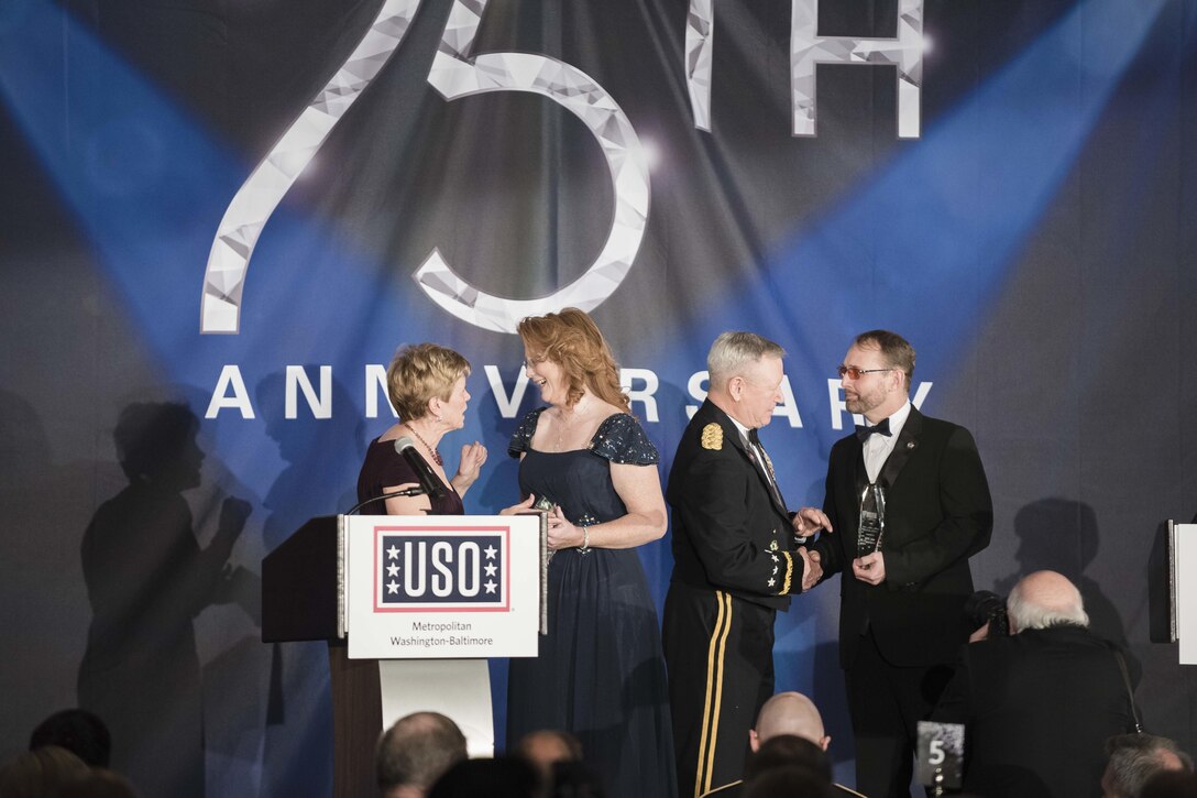 Ellyn Dunford, left, wife of Marine Corps Gen. Joe Dunford, chairman of the Joint Chiefs of Staff; and Army Gen. Frank J. Grass, center right, chief of the National Guard Bureau; present the Col. John Gioia Patriot Award to Sgt. 1st Class Jon Meadows and his wife, Melissa, during the USO of Metropolitan Washington-Baltimore’s annual awards dinner in Arlington, Va., April 19, 2016. DoD photo by Army Staff Sgt. Sean K. Harp