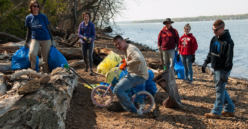 Members of Joint Base Andrews and community locals joined together to clean the Potomac River shore in Fort Washington, Md., April 16, 2016.  In commemoration of Earth Day the volunteers picked up approximately ten 30-gallon bags of garbage and a child’s bicycle. (U.S. Air Force photo by Airman Gabrielle Spalding/Released)