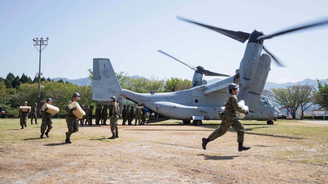 Japan Ground Self-Defense Force personnel carry supplies from a U.S. Marine Corps MV-22B Osprey tiltrotor aircraft from Marine Medium Tiltrotor Squadron (VMM) 265 (Reinforced), 31st Marine Expeditionary Unit (MEU), in Hakusui Sports Park, Kyushu island, Japan, April 22, 2016. The supplies are in support of the relief effort after a series of earthquakes struck the island of Kyushu. The 31st MEU is the only continually forward-deployed MEU and remains the Marine Corps' force-in-readiness in the Asia-Pacific region. 