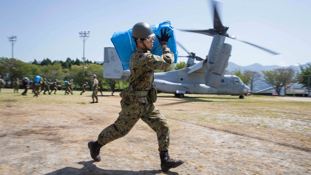 Japan Ground Self-Defense Force personnel carry supplies from a U.S. Marine Corps MV-22B Osprey tiltrotor aircraft from Marine Medium Tiltrotor Squadron (VMM) 265 (Reinforced), 31st Marine Expeditionary Unit (MEU), in Hakusui Sports Park, Kyushu island, Japan, April 22, 2016. The supplies are in support of the relief effort after a series of earthquakes struck the island of Kyushu. The 31st MEU is the only continually forward-deployed MEU and remains the Marine Corps' force-in-readiness in the Asia-Pacific region. 