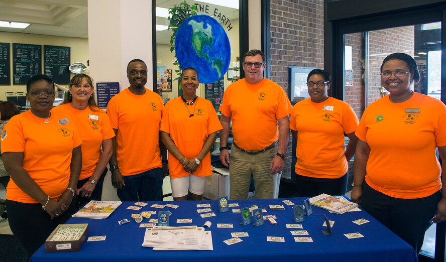 Earth Day volunteers from the 23d Civil Engineer Squadron pose with Moody’s Base Exchange members, April 22, 2016, at Moody Air Force Base, Ga. Volunteers encouraged members to do their part this Earth Day and contribute to enhancing the environment and raising awareness. (U.S. Air Force photo by Airman 1st Class Greg Nash/Released) 