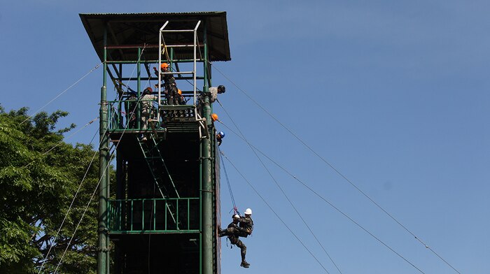 CAMP CAPINPIN, Philippines  (April 11, 2016) - Members of the Armed Forces of the Philippines demonstrate a rescue lift during an Urban Search and Rescue subject matter exchange with the Hawaii National Guard CERFP team during Balikatan 2016 at Camp Capinpin, Philippines. 