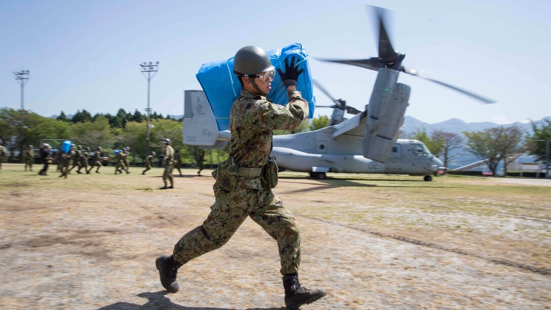 Japan Ground Self Defense Force personnel carry supplies from a U.S. Marine Corps MV-22B Osprey tiltrotor aircraft from Marine Medium Tiltrotor Squadron 265 (Reinforced), 31st Marine Expeditionary Unit, in Hakusui Sports Park, Kyushu island, Japan, April 22, 2016. The supplies are in support of the relief effort after a series of earthquakes struck the island of Kyushu. The 31st MEU is the only continually forward-deployed MEU and remains the Marine Corps' force-in-readiness in the Asia-Pacific region. 
