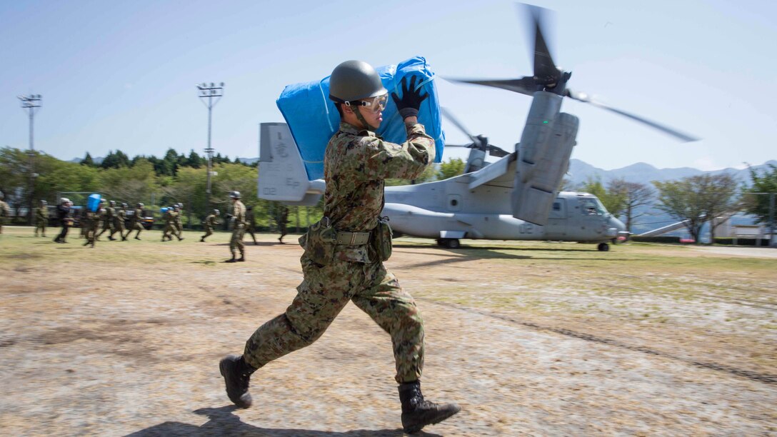 Japan Ground Self Defense Force personnel carry supplies from a U.S. Marine Corps MV-22B Osprey tiltrotor aircraft from Marine Medium Tiltrotor Squadron (VMM) 265 (Reinforced), 31st Marine Expeditionary Unit (MEU), in Hakusui Sports Park, Kyushu island, Japan, April 22, 2016. The supplies are in support of the relief effort after a series of earthquakes struck the island of Kyushu. The 31st MEU is the only continually forward-deployed MEU and remains the Marine Corps' force-in-readiness in the Asia-Pacific region. 