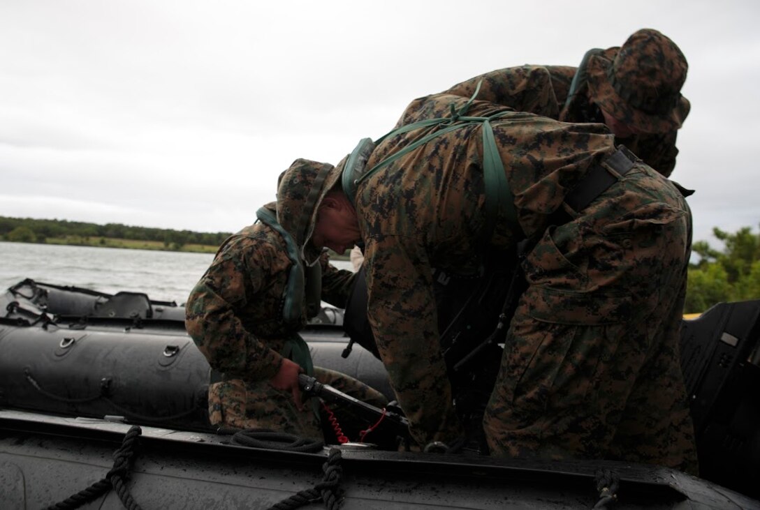 Sailors from Marine Forces Reserve and the U.S. Navy Reserve prepare the engine of a F4770 combat rubber raiding craft for a training event during a Fleet Marine Force reconnaissance corpsman screening at Canyon Lake, Texas, April 21, 2016. The screening was hosted by 4th Reconnaissance Battalion, 4th Marine Division, Marine Forces Reserve, for Reserve Sailors to gain familiarity with the demands of the FMF reconnaissance corpsman pipeline. 