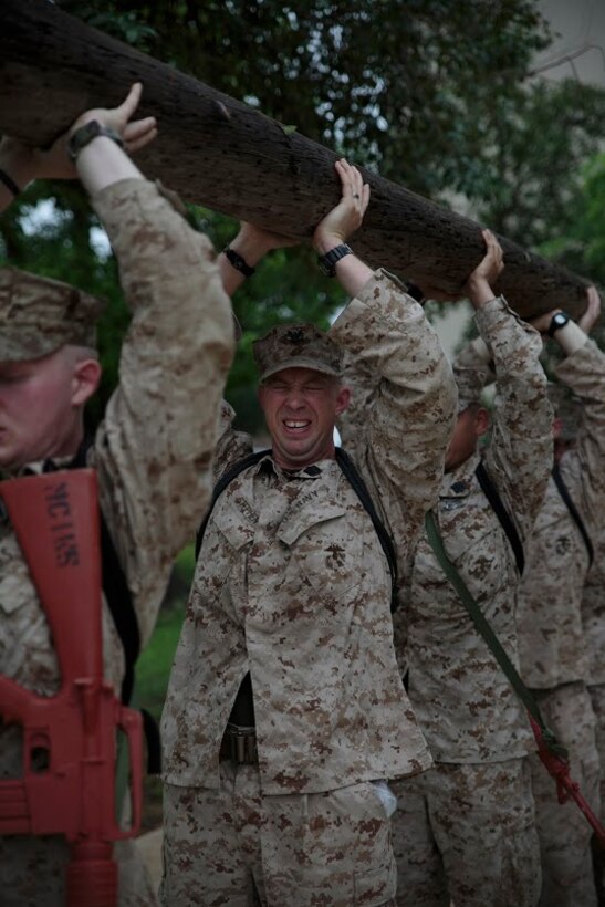 Sailors from Marine Forces Reserve and the U.S. Navy Reserve participate in  a physical training session at a Fleet Marine Force reconnaissance corpsman screening in San Antonio, April 19, 2016. The screening was hosted by 4th Reconnaissance Battalion, 4th Marine Division, Marine Forces Reserve, for Reserve Sailors to gain familiarity with the demands of the FMF reconnaissance corpsman pipeline.