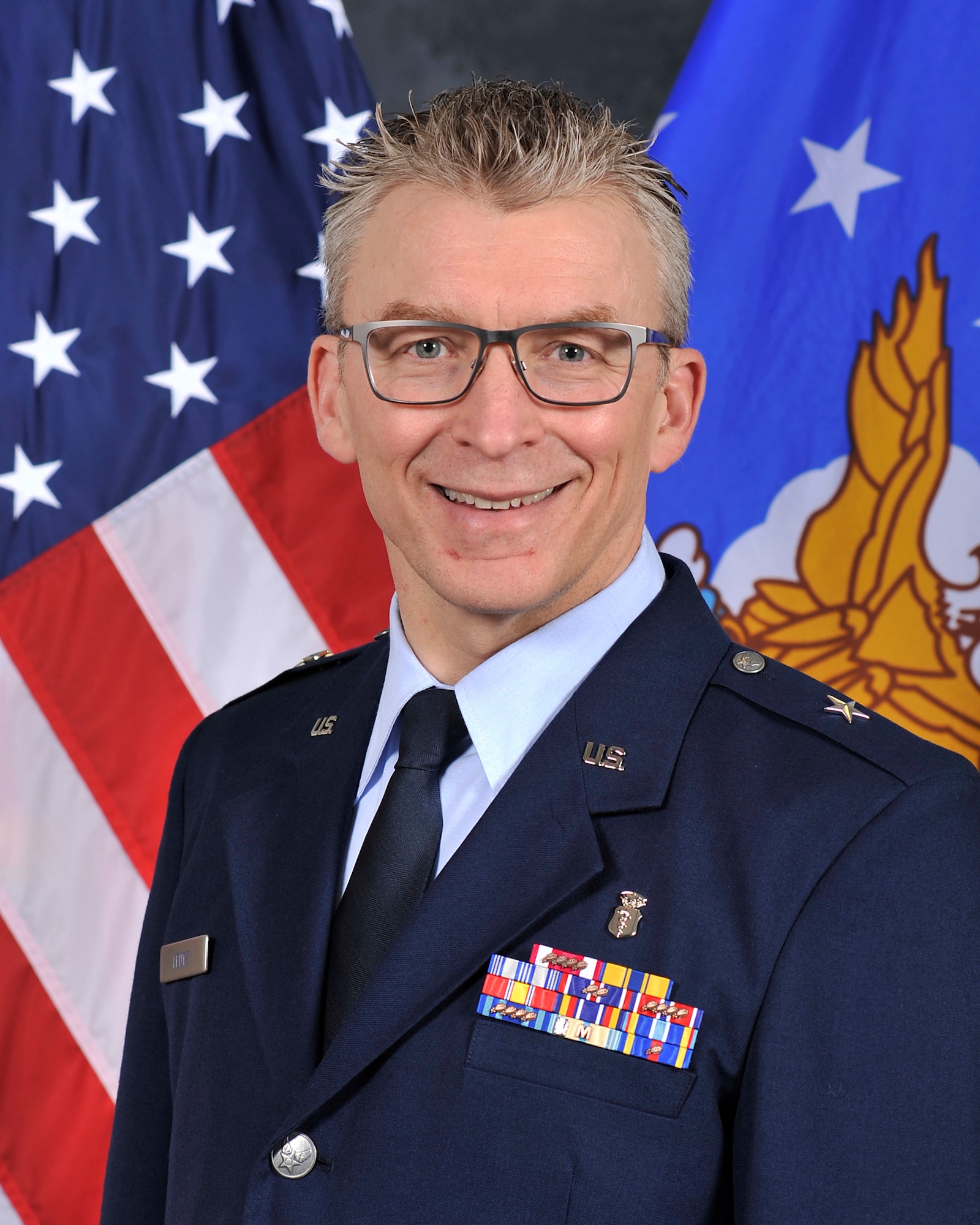 ドクターシス BRIGADIER GENERAL CHRISTOPHER W. LENTZ > Air Force > Biography Display
