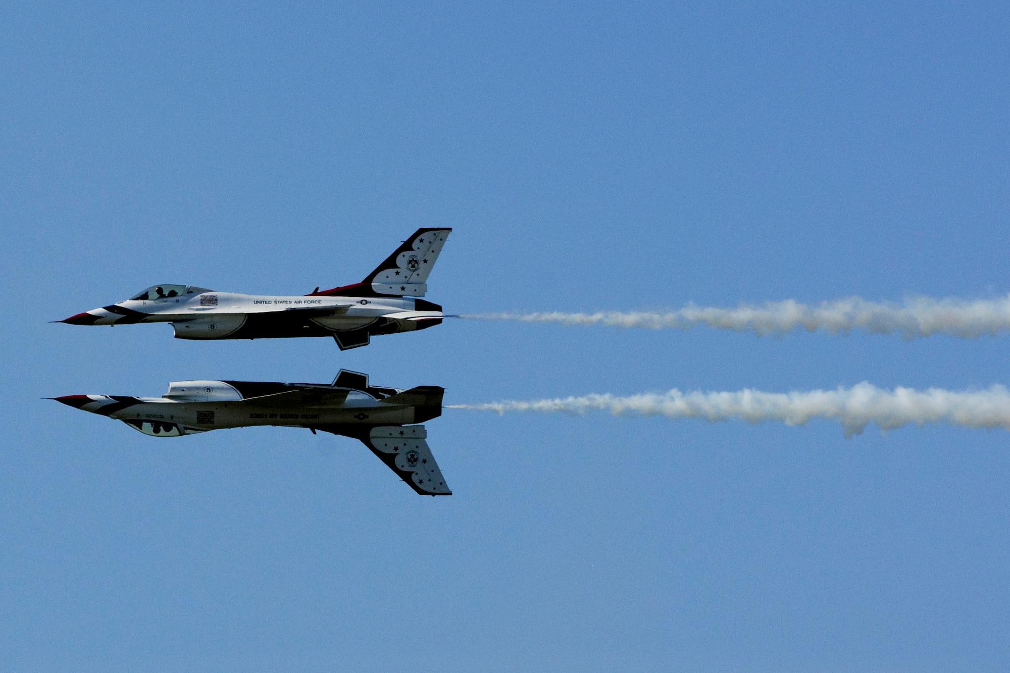 The U.S. Air Force Thunderbirds aerial demonstration team perform the calypso pass during AirPower over Hampton Roads Open House at Langley Air Force Base, Va., April 24, 2016. The Thunderbirds are the Air Force’s premiere demonstration team. (U.S. Air Force photo by Staff Sgt. Natasha Stannard)