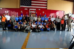 Miembros de los equipos de bomberos estadounidenses y centroamericanos posan para una fotografía durante CENTAM SMOKE (Centro América Compartiendo Conocimientos y Experiencias Operacionales Mutuas), evento bianual que se realiza en la Base Aérea Soto Cano, Honduras, el 22 de abril del 2016. Desde el 2005, soldados y aviadores de la Fuerza de tarea Conjunta-Bravo han facilitado el entrenamiento para más de 866 bomberos de la región, brindando una oportunidad para que los bomberos estadounidenses y centroamericanos puedan trabajar como uno solo(Fotografía del Ejército de los EE.UU. por Martin Chahin/Publicada) 