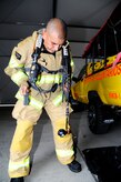 Herberth Gaekel, inspector de incendios del 612 Escuadrón de Base Aérea, se prepara para entrenar a bomberos de toda Centro América durante el ejercicio CENTAM SMOKE (Centro América Compartiendo Conocimientos y Experiencias Operacionales Mutuas)  realizado en la Base Aérea Soto Cano, Honduras, el 20 de abril del 2016. El propósito de este ejercicio es conducir entrenamiento en conjunto con desarrollo multifuncional entre los países participantes, para mejorar las operaciones humanitarias y de asistencia civil. (Fotografía del Ejército de los EE.UU. por Martin Chahin/Publicada)