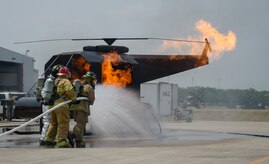 Bomberos de las naciones de Centro América participan en un entrenamiento con incendios reales durante un ejercicio con duración de una semana llamado CENTAM SMOKE (Centro América Compartiendo Conocimientos y Experiencias Operacionales Mutuas) en la Base Aérea Soto Cano, Honduras,  el 20 de abril del 2016. La Fuerza de Tarea Conjunta-Bravo ha entrenado a 866 bomberos de la región, brindando una oportunidad para que los bomberos estadounidenses y centroamericanos puedan trabajar como uno solo, desarrollando una relación colaborativa como naciones hermanas y permitiendo a los involucrados llevar lecciones invaluables a sus países (Fotografía de la Fuerza Aérea de los EE.UU. por el Capitán David Liapis/Publicada)