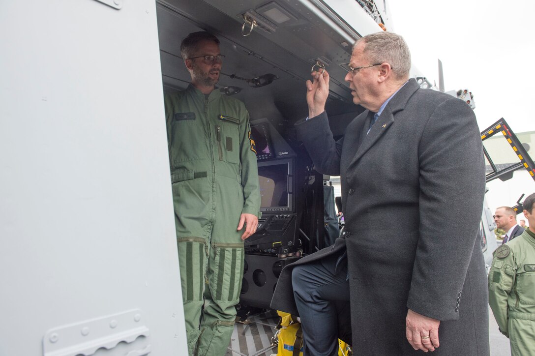 Deputy Defense Secretary Bob Work speaks to a Swedish airman in Ronneby, Sweden, April 27, 2016. DoD photo by Navy Petty Officer 1st Class Tim D. Godbee