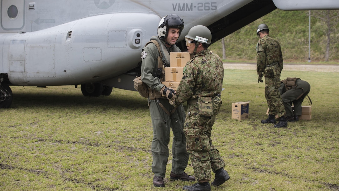 Marines with Marine Medium Tiltrotor Squadron 265 (Reinforced), 31st Marine Expeditionary Unit, assists the Government of Japan in supporting those affected by recent earthquakes in Kumamoto, Japan, April 18, 2016. VMM-265 picked up supplies from Japan Ground Self-Defense Force Camp Takayubaru and delivered them to Hakusui Sports Park in the Kumamoto Prefecture. The long-standing relationship between Japan and the U.S. allows U.S. military forces in Japan to provide rapid, integrated support to the Japan Self-Defense Forces and civil relief efforts. 