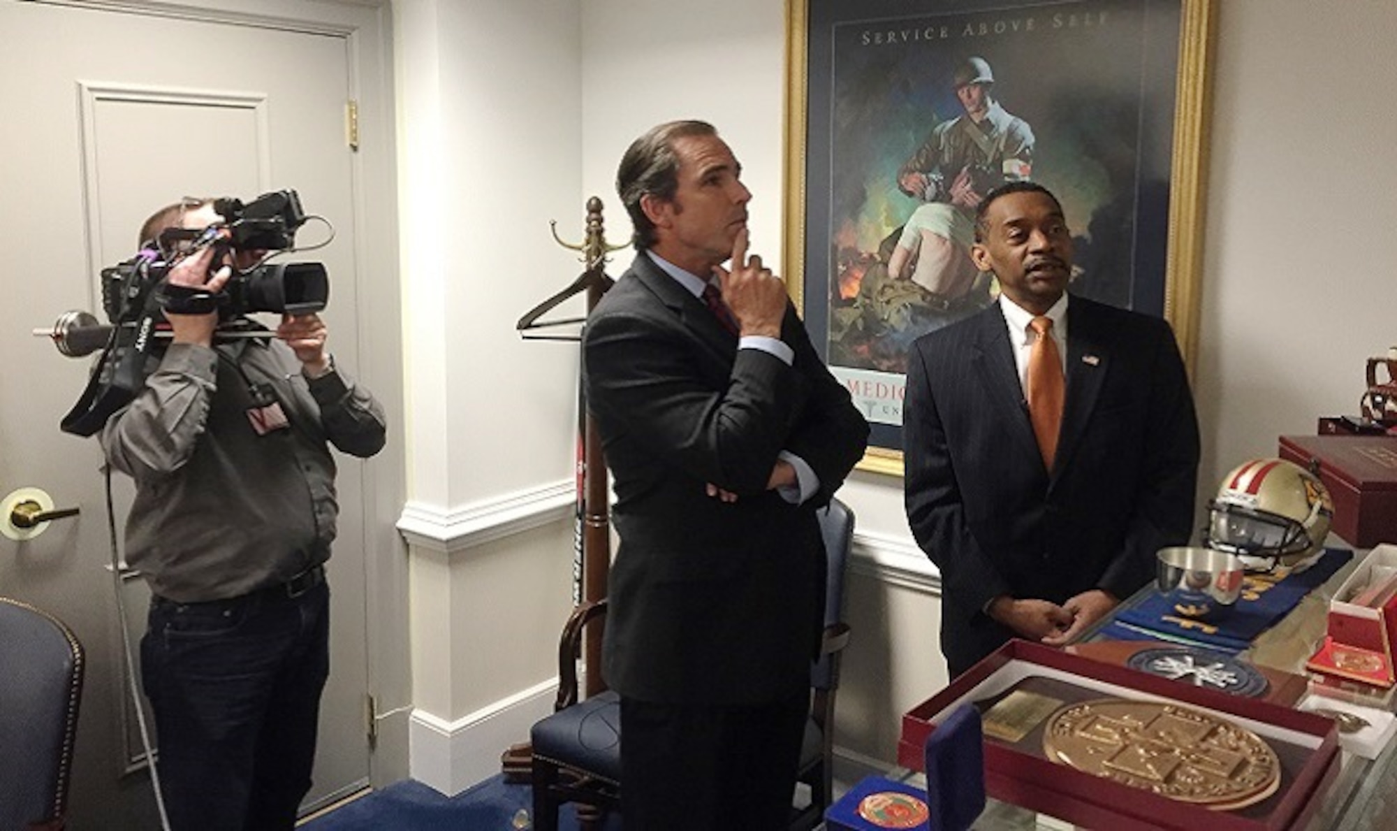 Dr. Jonathan Woodson, right, assistant secretary of Defense for Health Affairs, shows journalist Bob Woodruff several mementos collected during a lifetime of service as a doctor, a soldier and as the senior medical leader of the Military Health System. During more than half a decade at the Health Affairs helm, Woodson has guided the Military Health System through two wars and seismic changes in how health care is delivered throughout the military.
