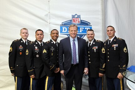 Roger Goodell, center, commissioner of the National Football League pauses for a photo with the Army Reserve’s 85th Support Command color guard team during the first day of the NFL Draft in Chicago, April 28, 2016. Service members, from each branch of service, participated in the opening ceremony to include Army Staff Sgt. Ian Bowling, U.S. Army Field Band, who sang the National Anthem and the 85th Support Command presenting the colors during the playing of the National Anthem.
(U.S. Army photo by Mr. Anthony L. Taylor/Released)