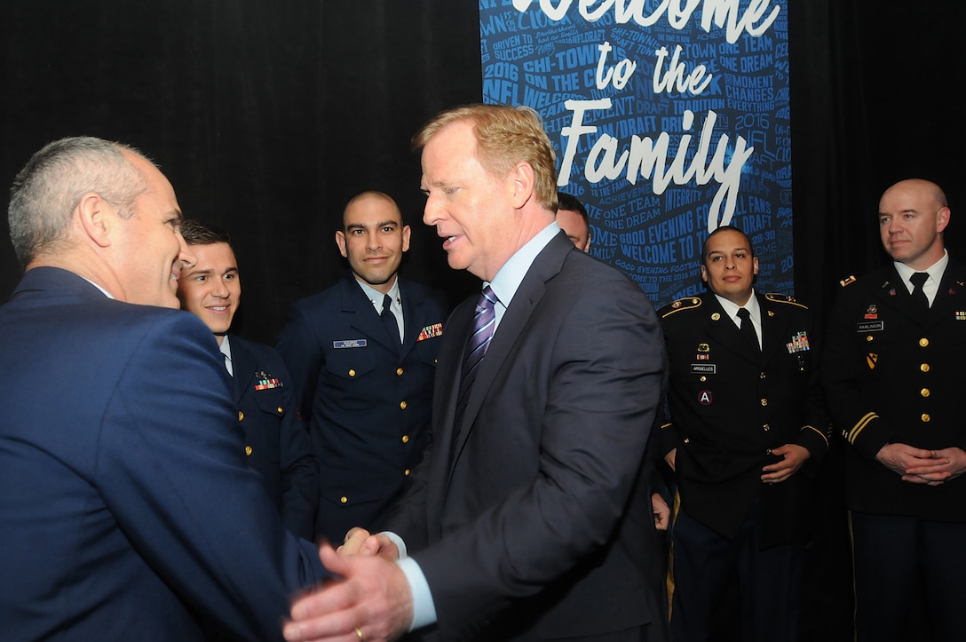 Roger Goodell, center, commissioner of the National Football League, meets with local service members during the first day of the NFL Draft in Chicago, April 28, 2016. Service members, from each branch of service, participated in the opening ceremony to include Army Staff Sgt. Ian Bowling, U.S. Army Field Band, who sang the National Anthem and the Army Reserve’s 85th Support Command presenting the colors during the playing of the National Anthem.
(U.S. Army photo by Spc. David Lietz/Released)
