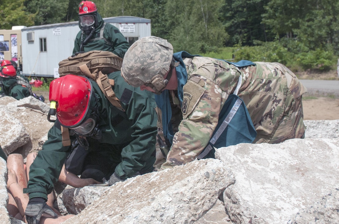A soldier, right, observes participants going through a lane at the collapsed structure venue during the Vigilant Guard 2016 training exercise at Camp Johnson, Vt., July 28, 2016. The soldier is a medic assigned to the Vermont National Guard’s 86th Infantry Brigade Combat Team. Army National Guard photo by Spc. Avery Cunningham