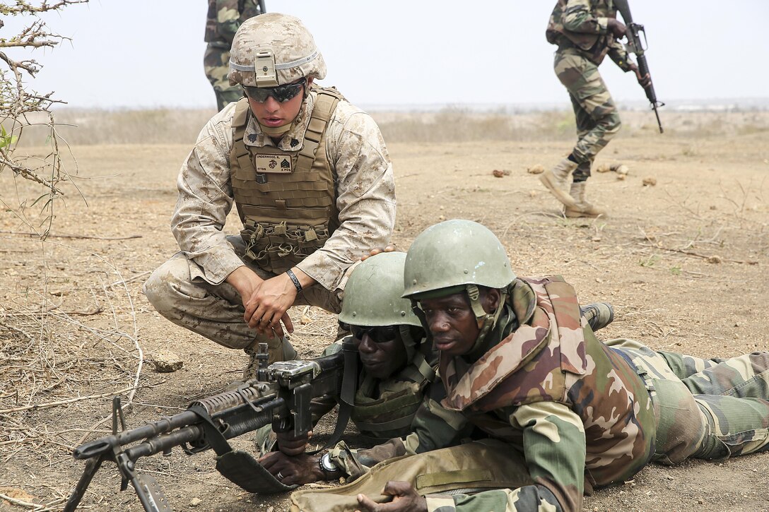 Sgt. Ryan Underwood, a rifleman with Special Purpose Marine Air-Ground Task Force Crisis Response-Africa, observes a machine gun team during the platoon attack range with the Compagnie Fusilier de Marin Commando in Thies, Senegal, July 22, 2016. Marines and the COFUMACO conducted a three-week training exercise that included advanced combat firing techniques, a machine gun range and a live-fire platoon attack range. (U.S. Marine Corps photo by 1st Lt. Eric Abrams /released)
