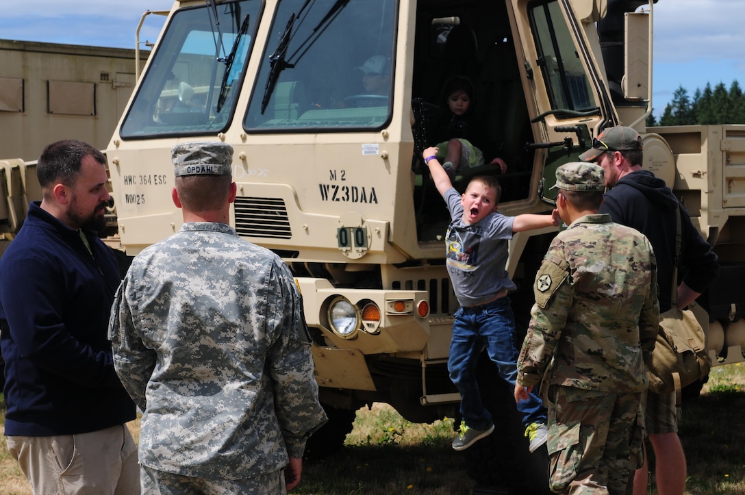 ARLINGTON, Wash.– The 364th participated in the annual Fly-in Air Show held in Arlington, Washington July 7-9. The community event features new and vintage military and civilian aircraft and ground equipment demonstrating the technological changes occurring over time. Soldiers in the 364th ESC provided static displays of current military vehicles and weapons, while providing subject-matter experts to monitor and describe the equipment to the public. The ESC coordinated partner-support with the local Army Reserve Recruiting Station, Army Reserve Careers Division and the Washington National Guard to enhance and share the benefits of this community engagement/recruiting event. The event received more than 3,000 visitors.