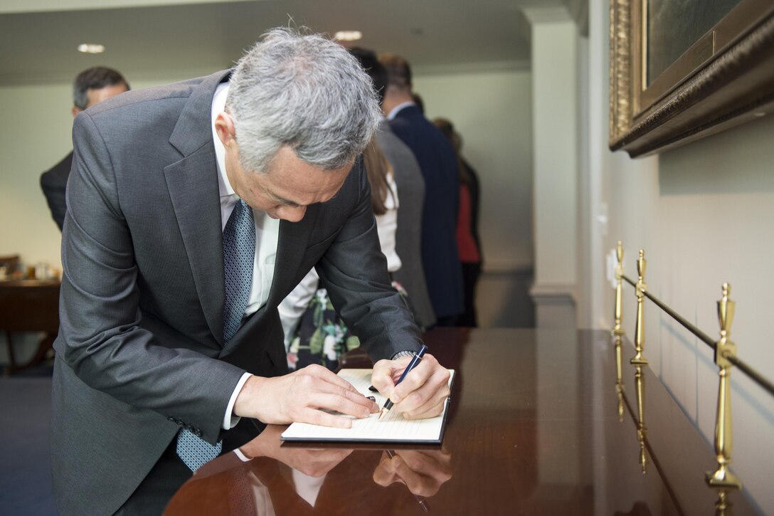 Prime Minister of Singapore Lee Hsien Loong signs Defense Secretary Ash Carter's guest book at the Pentagon in Washington, D.C., Aug. 1, 2016. DoD photo by Air Force Tech. Sgt. Brigitte N. Brantley