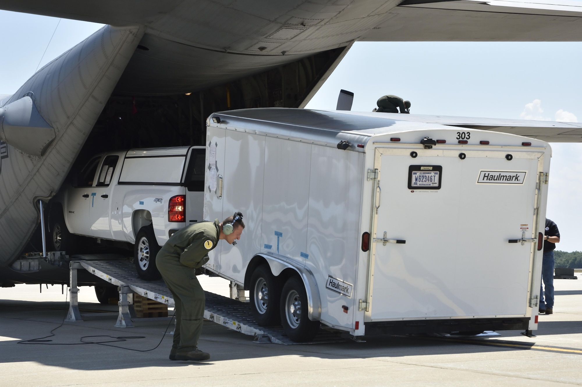 Members of the 439th Airlift Control Flight and Aeromedical Evacuation Squadron, 302nd Maneuver Enhancement
Brigade, and the Marine Air Support Squadron
6 from Westover Air Reserve base, Mass.; 452nd
ALCF from March Air Reserve Base, Calif.; Army
national Guard MEB from Natick, Mass., 103rd Airlift
Wing from Bradley Field, Conn.; and the Federal
Emergency Management Agency from Maynard,
Mass., teamed up during exercise Patriot Clipper
here at Westover during the week of July 11th.
(U.S. Air Force photo/TSgt. Amelia Leonard)
