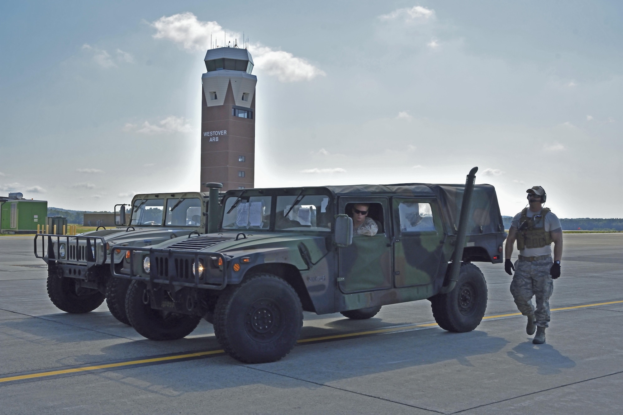 Members of the 439th Airlift Control Flight and Aeromedical Evacuation Squadron, 302nd Maneuver Enhancement
Brigade, and the Marine Air Support Squadron
6 from Westover Air Reserve base, Mass.; 452nd
ALCF from March Air Reserve Base, Calif.; Army
national Guard MEB from Natick, Mass., 103rd Airlift
Wing from Bradley Field, Conn.; and the Federal
Emergency Management Agency from Maynard,
Mass., teamed up during exercise Patriot Clipper
here at Westover during the week of July 11th.
(U.S. Air Force photo/TSgt. Amelia Leonard)
