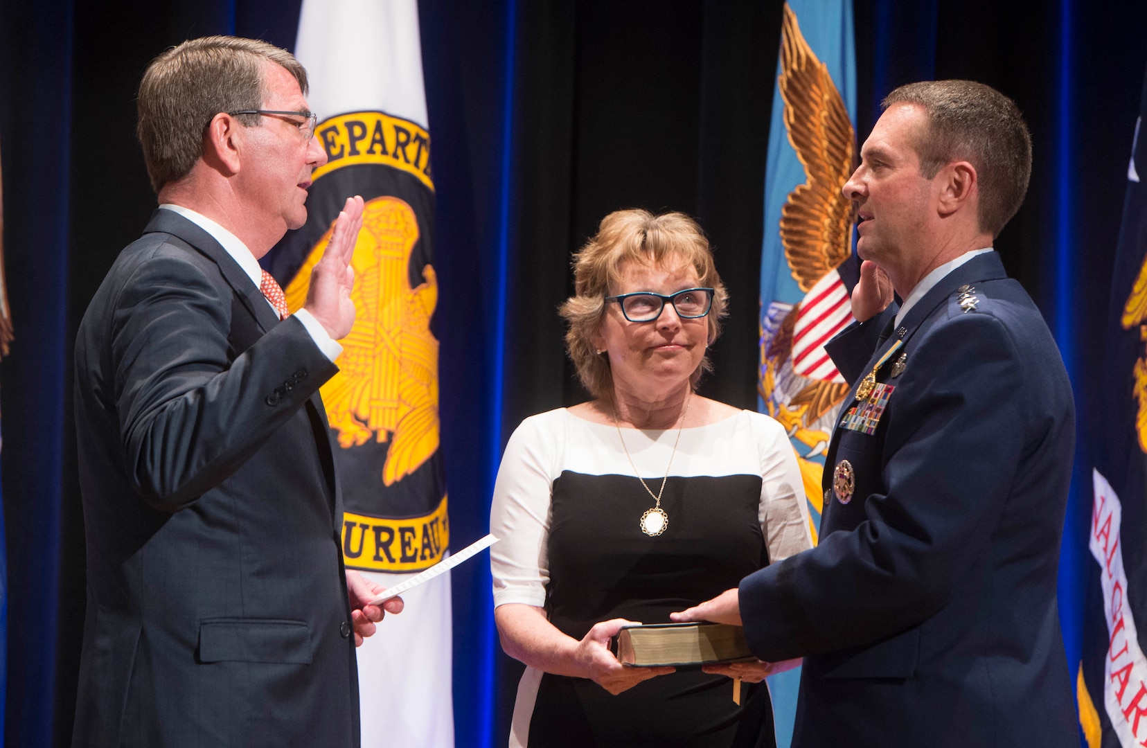 Defense Secretary Ash Carter administers the oath of office to incoming National Guard Bureau chief Air National Guard Gen. Joseph Lengyel, Aug. 3, 2016, at the National Guard Bureau change of responsiblity ceremony at the Pentagon. 