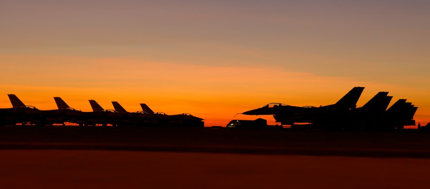 U.S Air Force F-16 aircraft sit on the flightline at Royal Australian Air Force (RAAF) Base Darwin during Exercise Pitch Black 2016 (PB16), Aug. 4, 2016. PB16 is scheduled from July 29-19 Aug, 2016, and is the RAAF Chief of Air Force’s biennial capstone international engagement activity with forces drawn from a wide range of regional, coalition and allied nations. (Australian Defence Force photo by LSIS Jayson Tufrey)