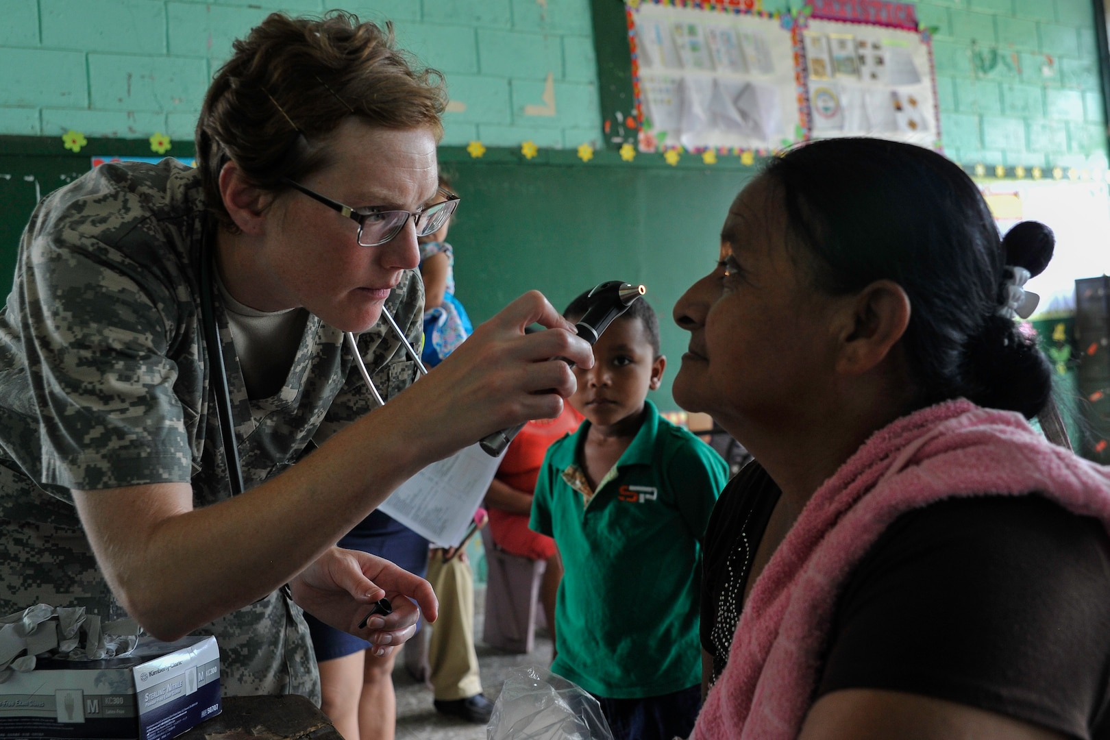 U.S. Army Capt. Angela Hunter, Joint Task Force-Bravo Medical Element physician assistant, inspects the eyes of an elderly woman during a Medical Readiness Training Exercise operation in Trujillo, Honduras, July 29, 2016. During the MEDRETE, MEDEL treated more than 1,000 host nation personnel over two days. (U.S. Air Force photo by Staff Sgt. Siuta B. Ika)