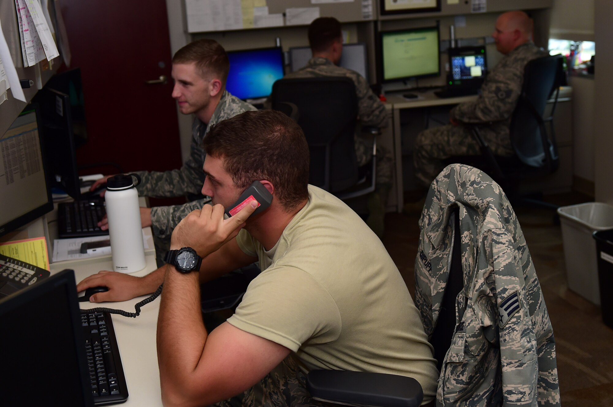Members of the 460th Medical Group perform administrative tasks August 11, 2016, at the Veterans Affairs Joint Venture Buckley Clinic in Aurora, Colo. Aside from providing care to patients, medical technicians are also responsible for updating patient records and other administrative duties. (U.S. Air Force photo by Airman 1st Class Gabrielle Spradling/Released)