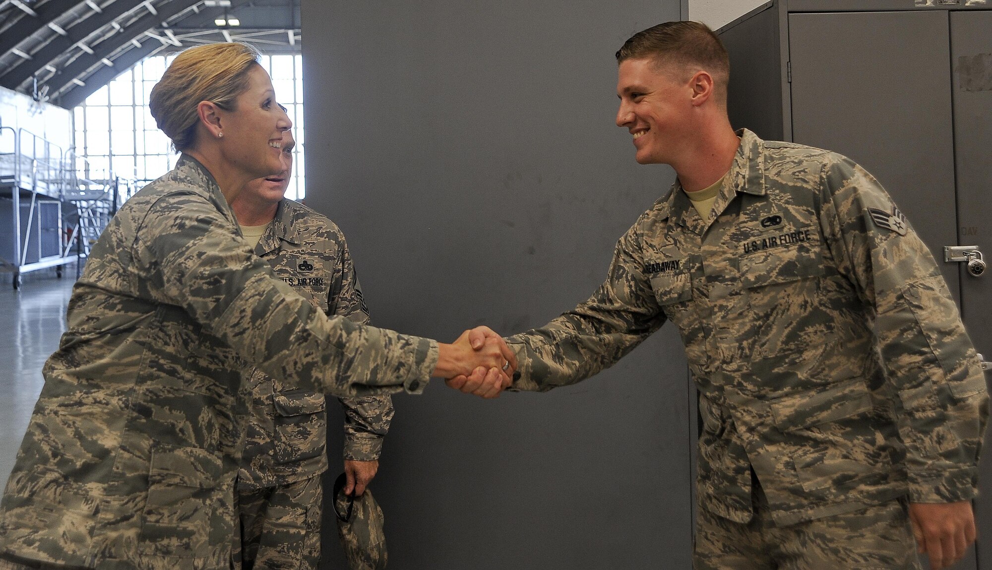 Col. April Vogel, left, commander of the 6th Air Mobility Wing, shakes the hand of Senior Airman Tyler Treadaway, right, an aircraft metals technology technician with the 6th Maintenance Squadron, during Airmen’s Time, Aug. 11, 2016, at MacDill Air Force Base, Fla. Airmen’s Time is an opportunity for the commander to get to know Airmen and their respective organizations. (U.S. Air Force photo by Airman 1st Class Mariette Adams)