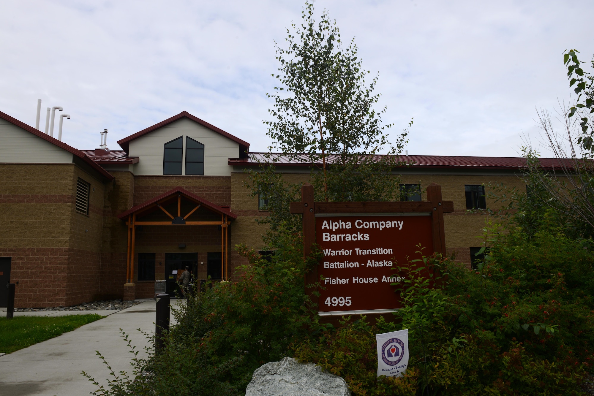 Airmen enter the Warrior Transition Unit at Joint Base Elmendorf-Richardson, Alaska, Aug. 12, 2016. The WTU recently closed, and has since been repurposed to serve as unaccompanied housing for 673d Medical Group Airmen. (U.S. Air Force photo by Airman 1st Class Javier Alvarez)