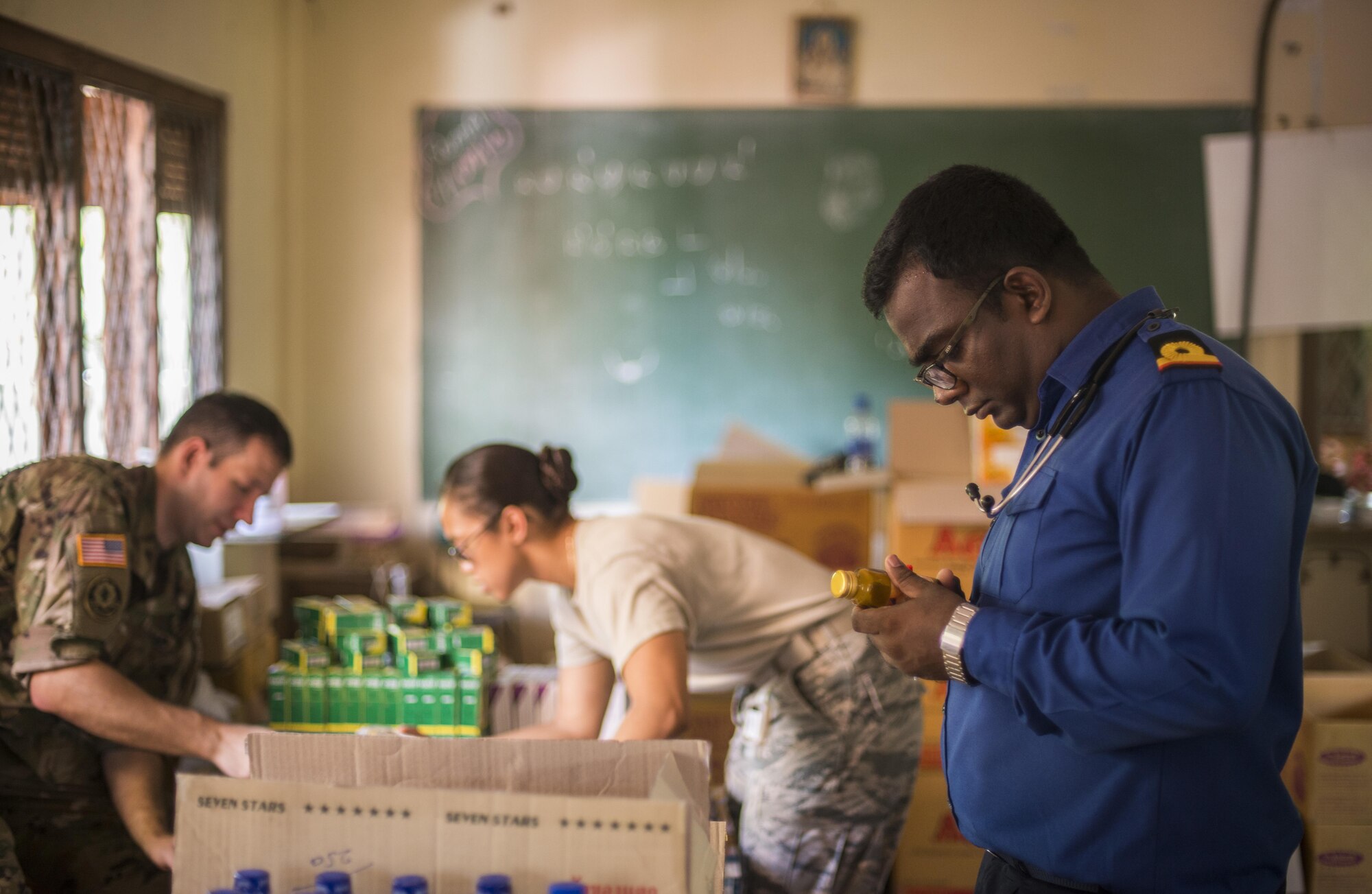 A doctor from the Sri Lankan Navy verifies a prescription dose of amoxicillin for a child during Pacific Angel (PACANGEL) 16-3 in Jaffna, Sri Lanka, Aug. 16, 2016. PACANGEL 16 is a joint and combined humanitarian assistance operation led by Pacific Air Forces.  The exercise enhances participating nations’ humanitarian assistance and disaster relief capabilities while providing needed services to people in need throughout Southeast Asia. (U.S. Air Force photo by Senior Airman Brittany A. Chase)