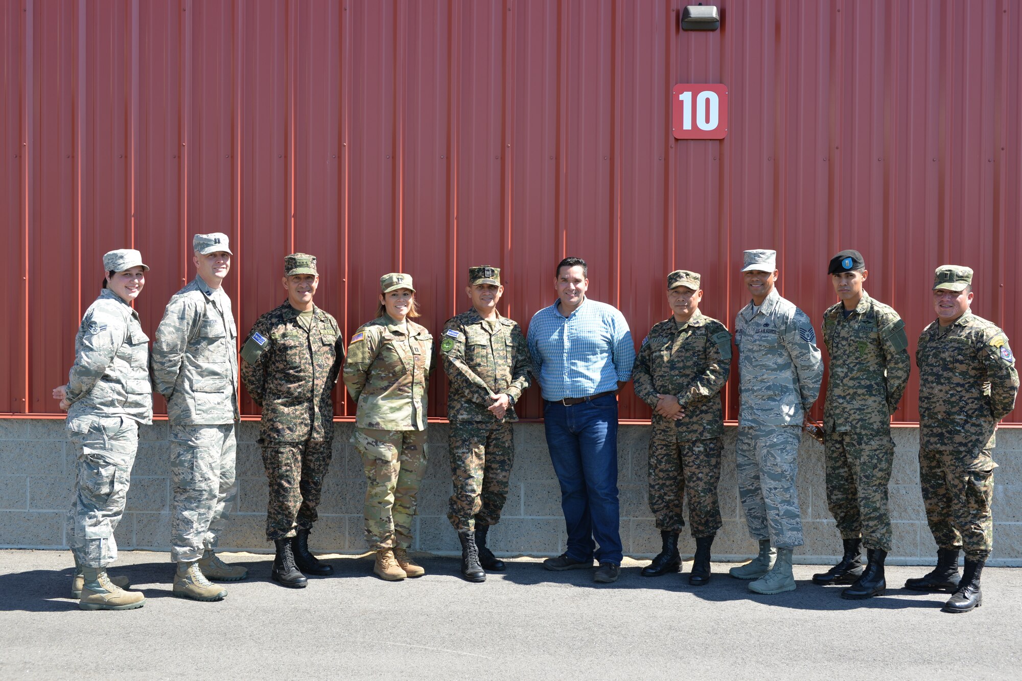 Members of the New Hampshire National Guard and the El Salvador Armed Forces pose for a photo during a state partnership program visit Aug. 4, 2016, at the New Hampshire National Guard Training Site, Center Strafford, N.H. (Air National Guard photo by Airman 1st Class Ashlyn J. Correia)