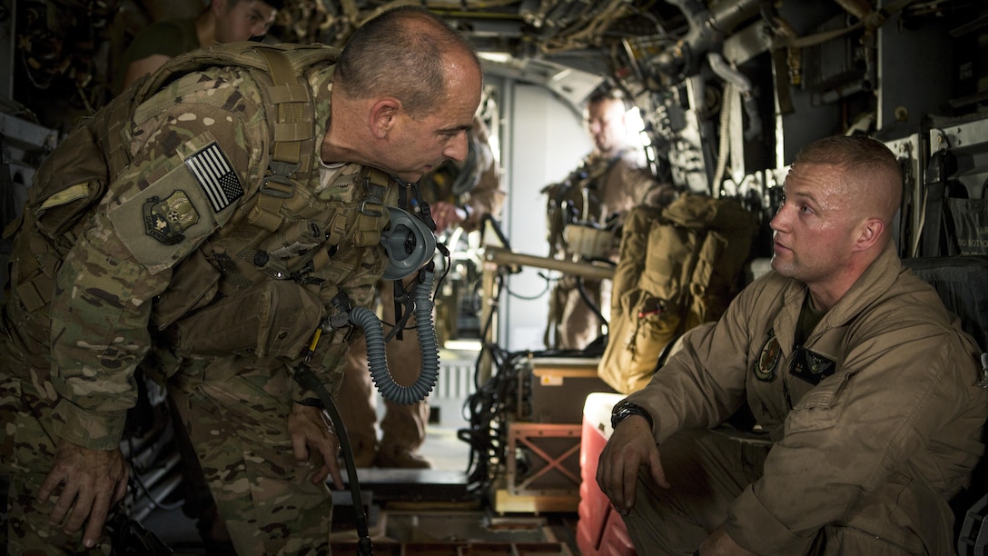 Vermenigvuldiging Gestreept Zwaaien USAFCENT, CFAC Commander visits SPMAGTF-CR-CC Marines