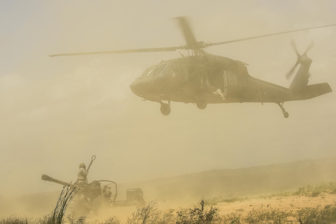 Flight crews from the 8-229th Assault Helicopter Battalion conduct sling load operations with elements from the 1-163 Field Artillery Regiment of the Indiana National Guard. (Photo by Renee Rhodes / Fort Knox Visual Information).