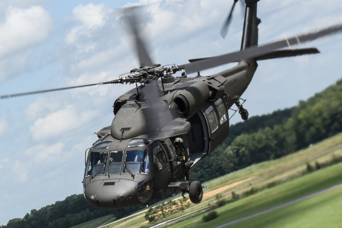 Flight crews from the 8-229th Assault Helicopter Battalion conduct sling load operations with elements from the 1-163 Field Artillery Regiment of the Indiana National Guard. (Photo by Renee Rhodes / Fort Knox Visual Information).