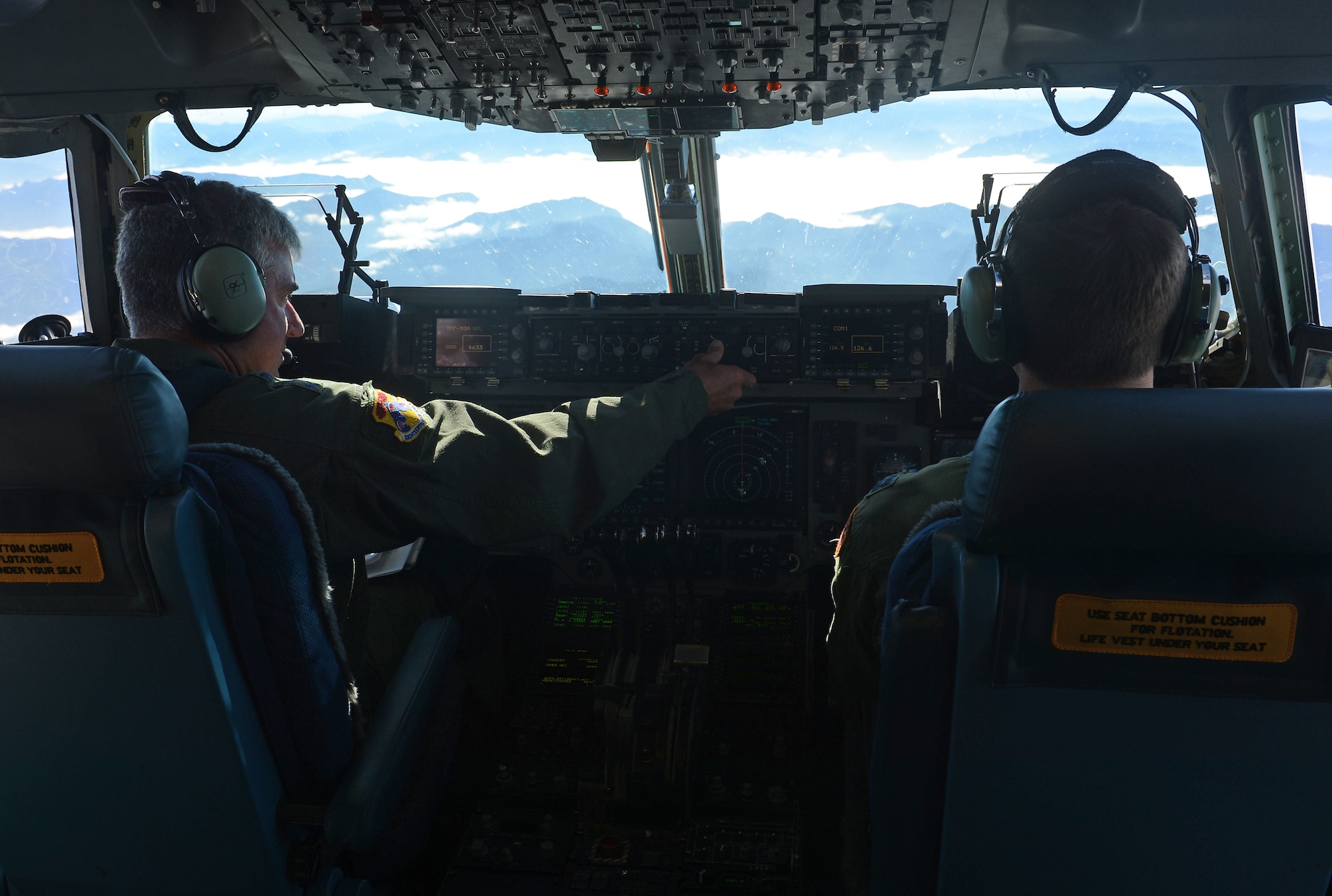 Lt. Gen Sam Cox, (left), 18th Air Force commander, fly’s a McChord C-17 Globemaster III during his visit Aug. 17, 2016, at Joint Base Lewis-McChord, Wash. Cox and his wife Tammy visited Team McChord Aug. 16 and toured various squadrons and organizations during their visit. (U.S. Air Force photo/Senior Airman Divine Cox) 