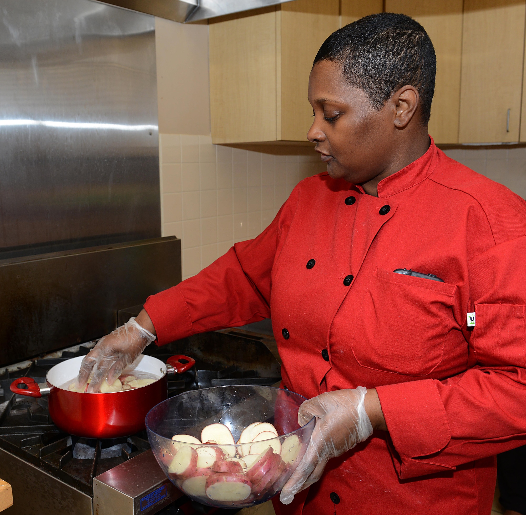Sonnica Jones, “Cooking for Fun” class instructor, teaches cooking skills during a class at the Community Commons at Langley Air Force Base, Va., Aug. 16, 2016. Jones taught a three-day cooking series to provide Airmen with basic skills for cooking at home. (U.S. Air Force photo by Staff Sgt. Teresa J. Cleveland)
