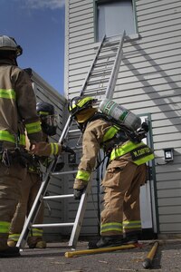 160821-A-CJ112-006
FORT MCCOY, Wis. – U.S. Army Reserve firefighters from the 923rd Firefighter Detachment, Sturtevant, Wis., secure a ladder to the side of the burn house before conducting a search and rescue operation during an exercise at Fort McCoy, Aug. 21, 2016. The training helped firefighters find weaknesses in their techniques, while learning new ones. (U.S. Army Reserve Photo by Sgt. Quentin Johnson, 211th Mobile Public Affairs Detachment/Released)