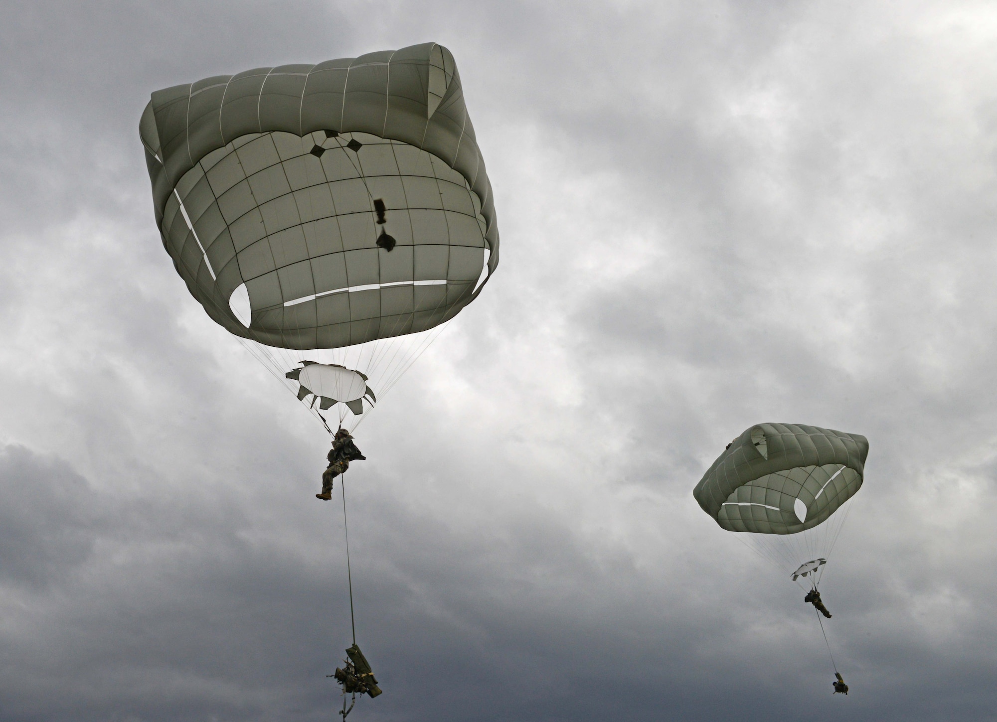 Paratroopers assigned to the 4th Infantry Brigade Combat Team (Airborne), 25th Infantry Division, U.S. Army Alaska, glide toward their target during a joint forcible entry exercise at Malemute Drop Zone on Joint Base Elmendorf-Richardson, Alaska, Aug. 23, 2016, as part of Exercise Spartan Agoge. Spartan Agoge is a brigade-level field training exercise that began Aug. 15, focused on an array of combat-related tasks from squad live-fire exercises to helicopter air insertion and airborne training. (U.S. Air Force Airman 1st Class Javier Alvarez)