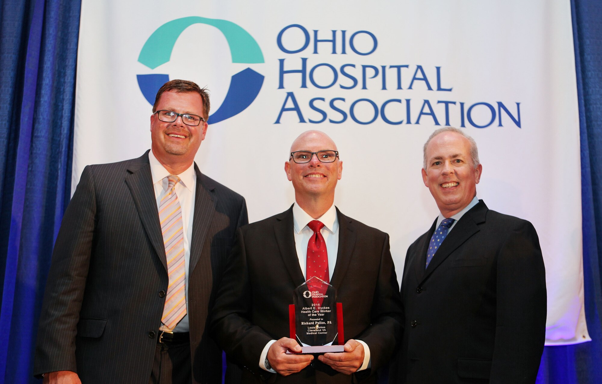 Richard D. Pulice, a physician’s assistant, is awarded the Ohio Health Care Worker of the Year for 2016 for his outstanding work with the Louis Stokes Cleveland VA Medical Center. (Photo courtesy of Ohio Hospital Association) 