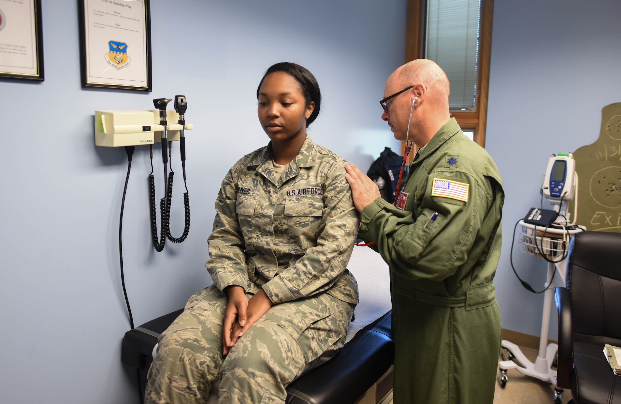 U.S. Air Force Lt. Col. Richard D Pulice, a physician’s assistant with the 121st Medical Group, examines Senior Airman Tiera Graves, with the 121st Force Support Squadron, Aug. 8, 2016 at Rickenbacker Air National Guard Base, Ohio. Pulice was recently awarded the Ohio Health Care Worker of the Year for 2016 for his outstanding work with the Louis Stokes Cleveland VA Medical Center. (U.S. Air National Guard photo by Airman 1st Class Ashley Williams/Released) 