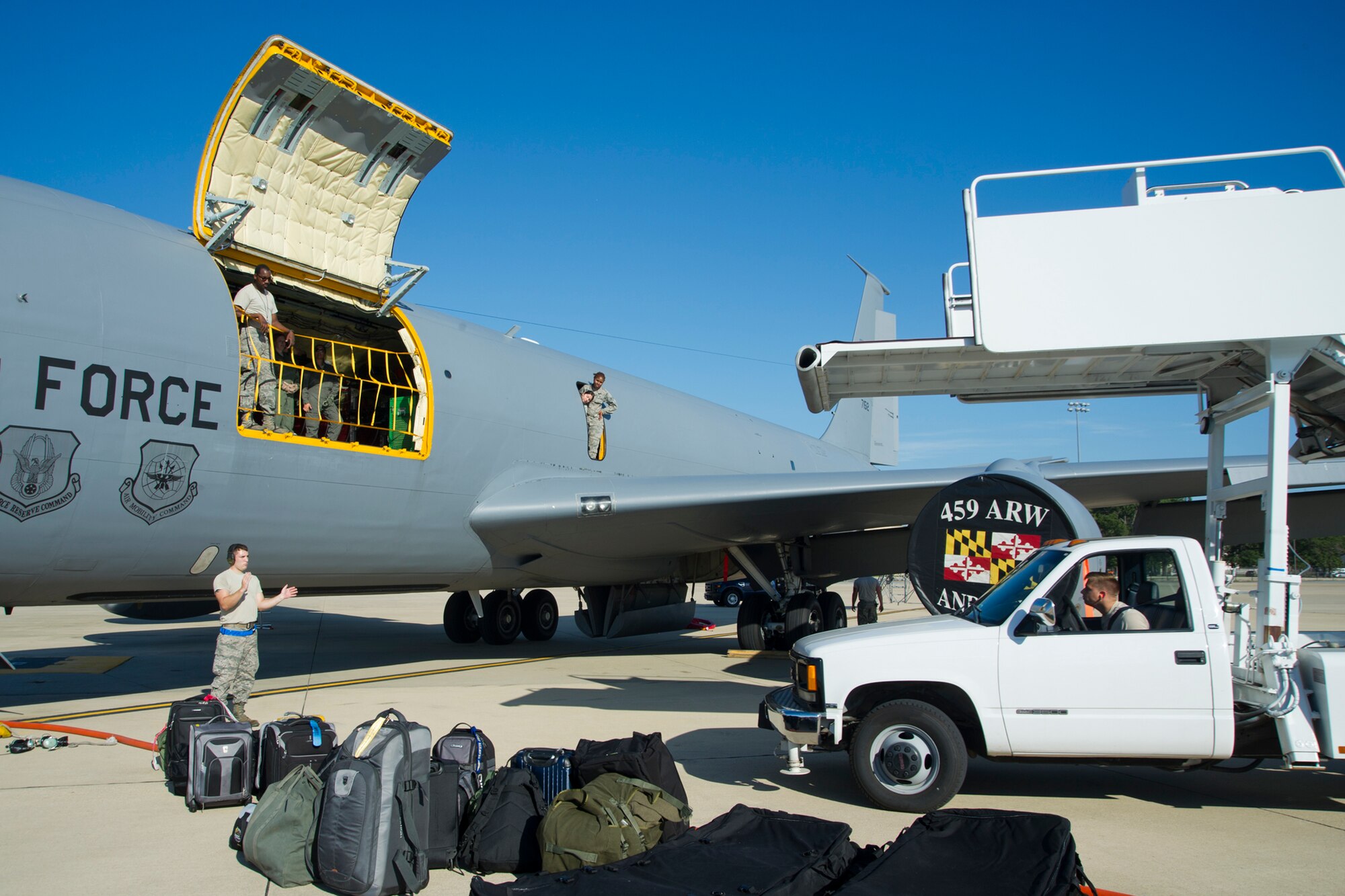 Members of the 459th Maintenance Group guide airstairs toward a KC-135R Stratotanker on the Joint Base Andrews, Maryland, flight line Sunday, Aug. 28, 2016, upon the return of 459th Aeromedical Evacuation Squadron members from joint-unit, multi-aircraft training at Peterson Air Force Base, Colorado. More than a dozen AES flight nurses, technicians and administrators flew to Peterson to conduct joint unit training with other AE squadrons on board the KC-135, C-17 Globemaster III and C-130H3 Hercules. Serving as a medical transport unit, the 459th AES trained for various medical conditions and situations. (U.S. Air Force photo/Staff Sgt. Kat Justen)