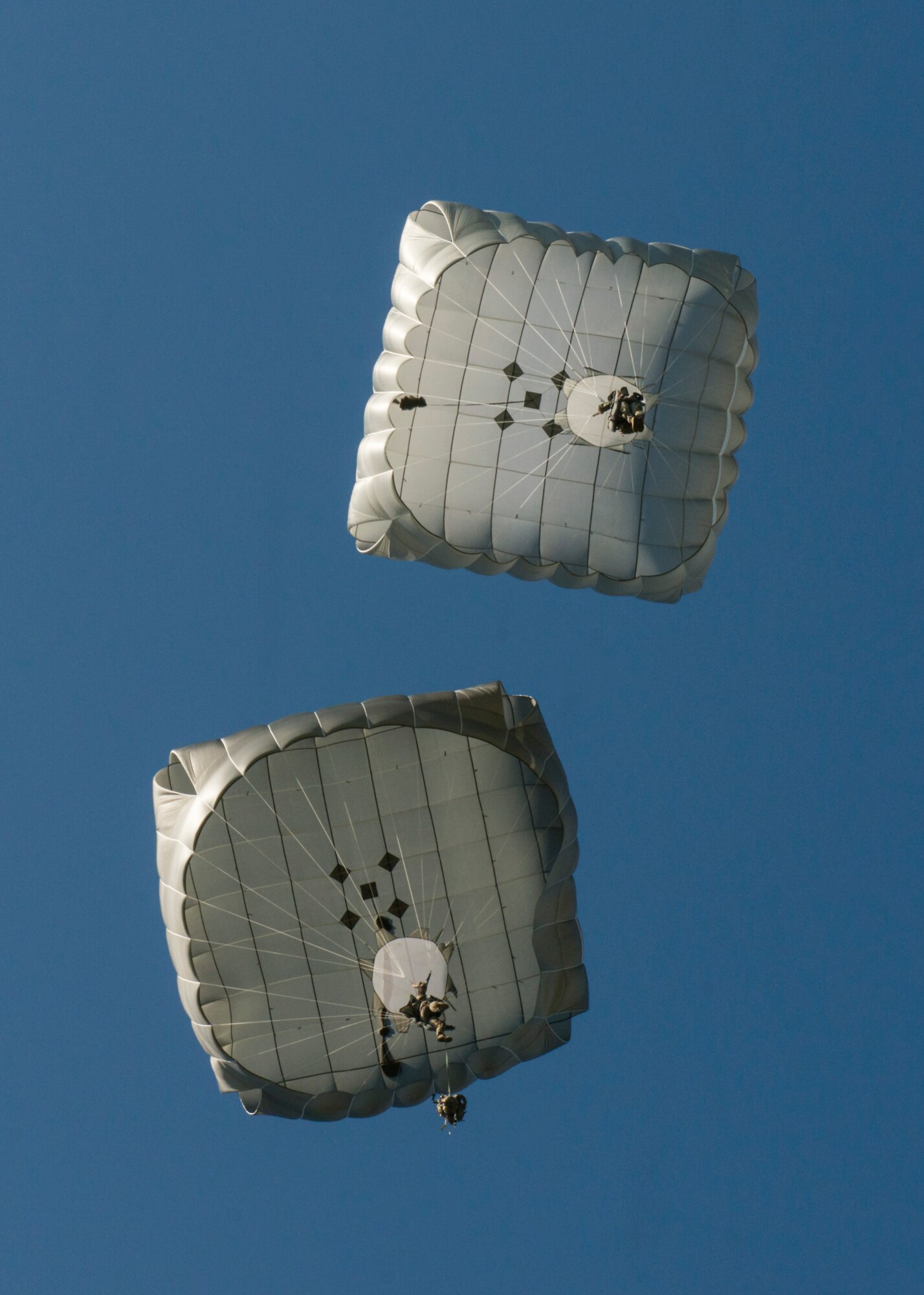 U.S. Army 173rd Airborne Brigade and German Army 1st Airborne Brigade paratroopers parachute during a joint airborne operation near Aviano Air Base, Italy, Aug. 25, 2016. The paratroopers practiced variety of tactics to increase knowledge of each other’s operating procedures and improve integration between the two units. (U.S. Air Force photo by Senior Airman Krystal Ardrey/Released)